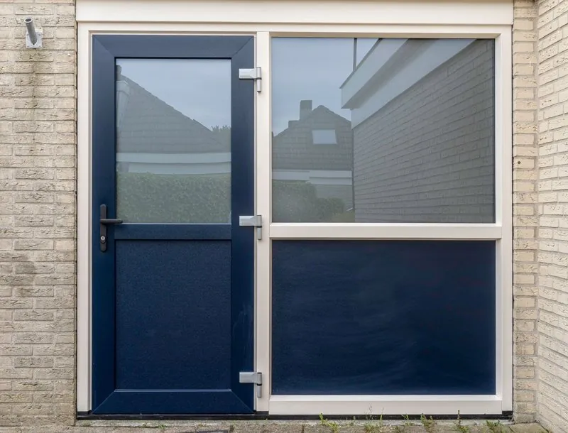 Blauwe achterdeur met vast raam en blauw paneel