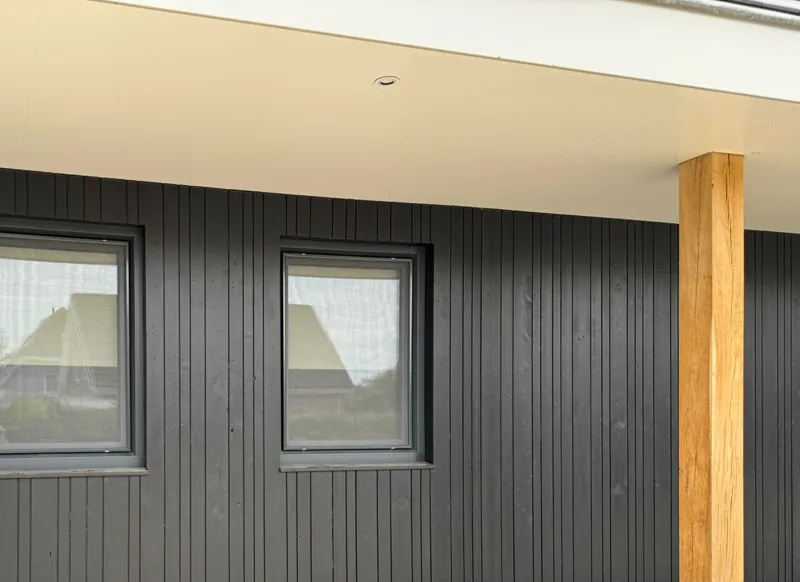 Zwarte verticale gevelbekleding
