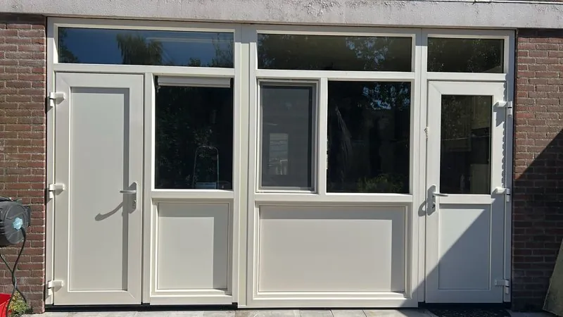 Witte pui aan de achterkant van een huis