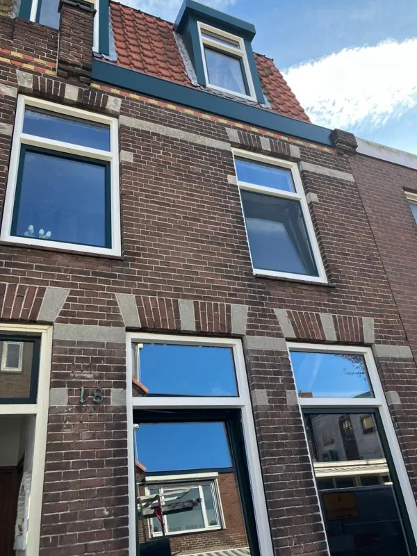 Nieuwe ramen in een oude gevel met sierlijsten