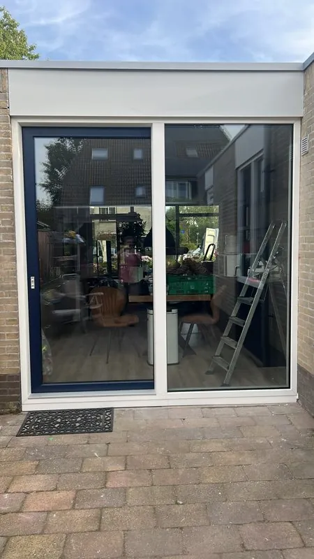 Schuifpui in een witte aanbouw
