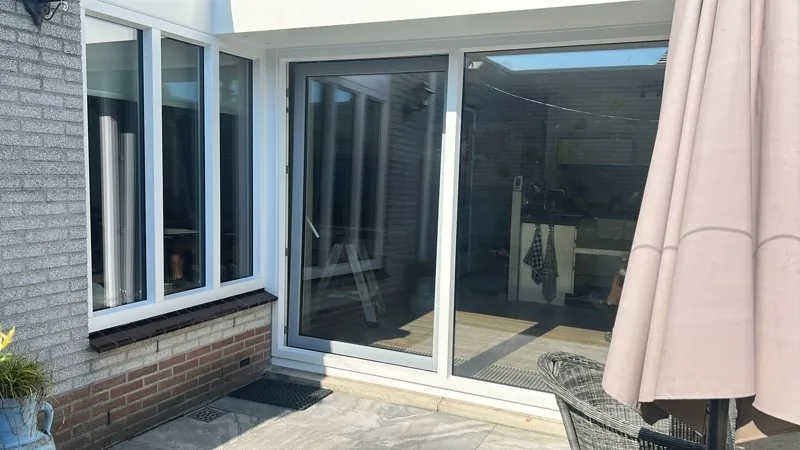 Schuifpui en ramen naar een balkon