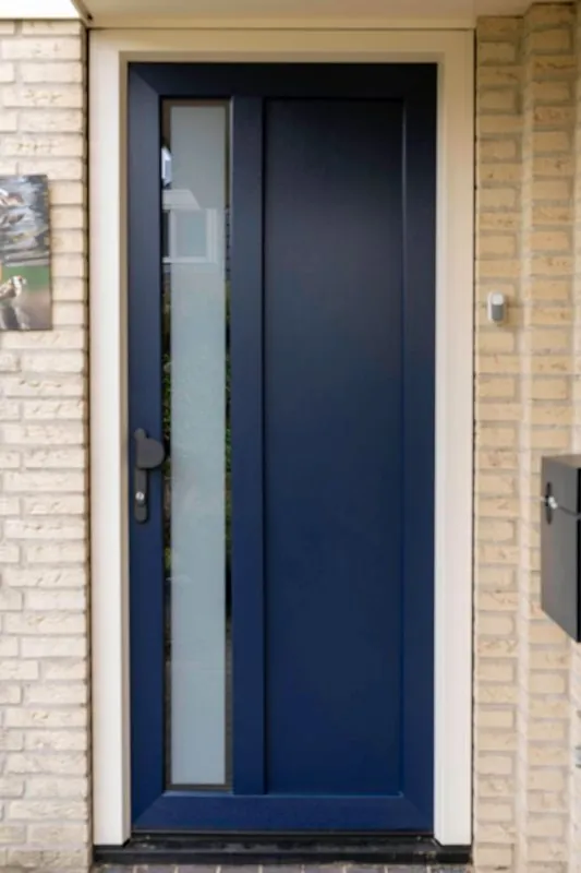 Donkerblauwe voordeur met glasstrook
