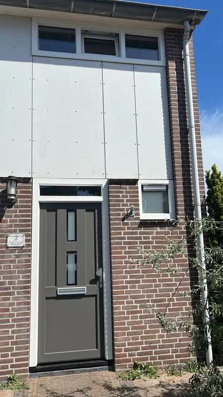 Grijze voordeur met twee glasstroken