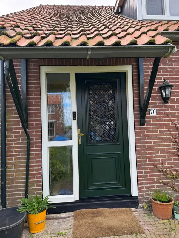 Groene voordeur met sierglas en wit zijlicht